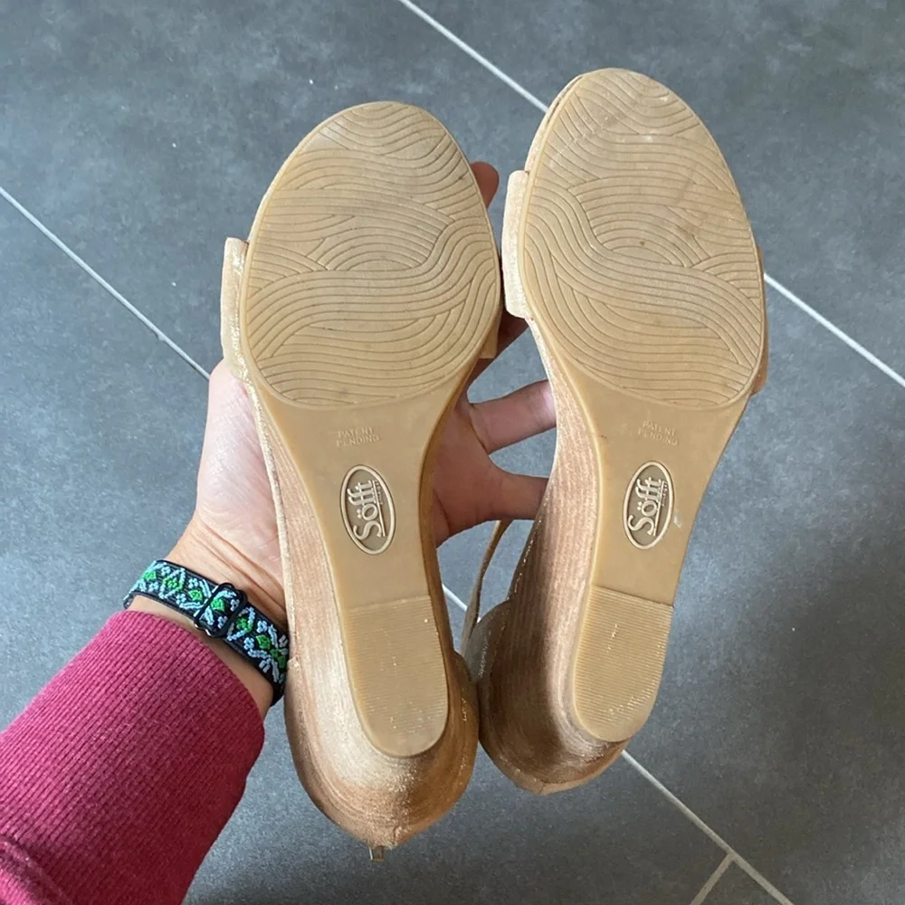 Soft womens Marla suede‎ wedge heel Sandals in gold size 9